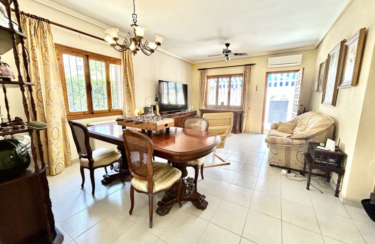 3 sovrum Villa till salu i La Zenia med pool - 630 000 € (Ref: 9799924)