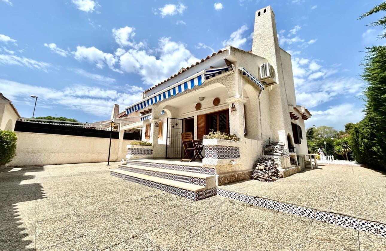 3 sovrum Villa till salu i La Zenia med pool - 630 000 € (Ref: 9799924)
