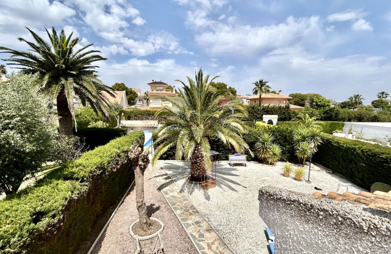 3 sovrum Villa till salu i La Zenia med pool - 630 000 € (Ref: 9799924)