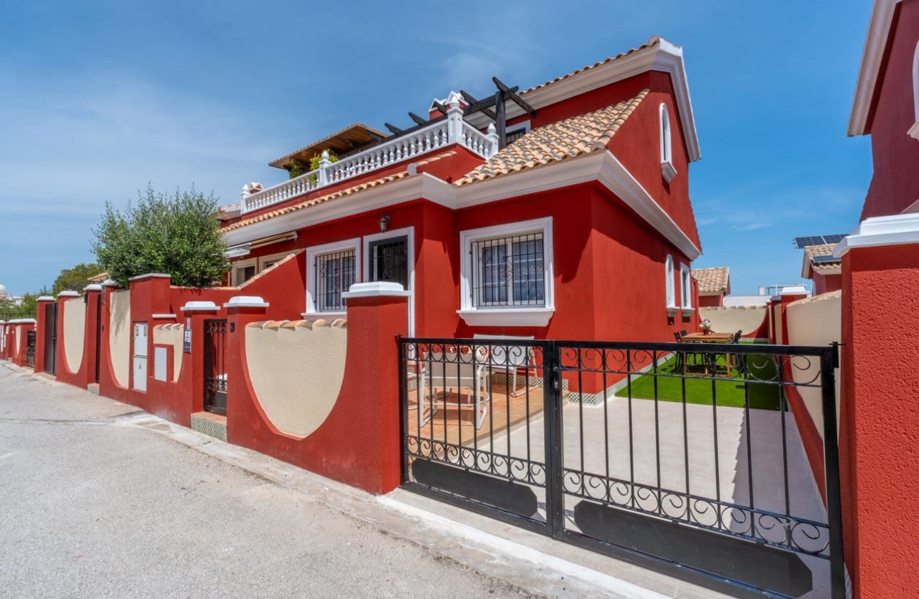 3 bedroom Townhouse for sale in Villamartin with pool - € 269,800 (Ref: 9799925)