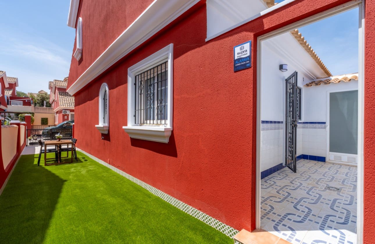 3 bedroom Townhouse for sale in Villamartin with pool - € 269,800 (Ref: 9799925)