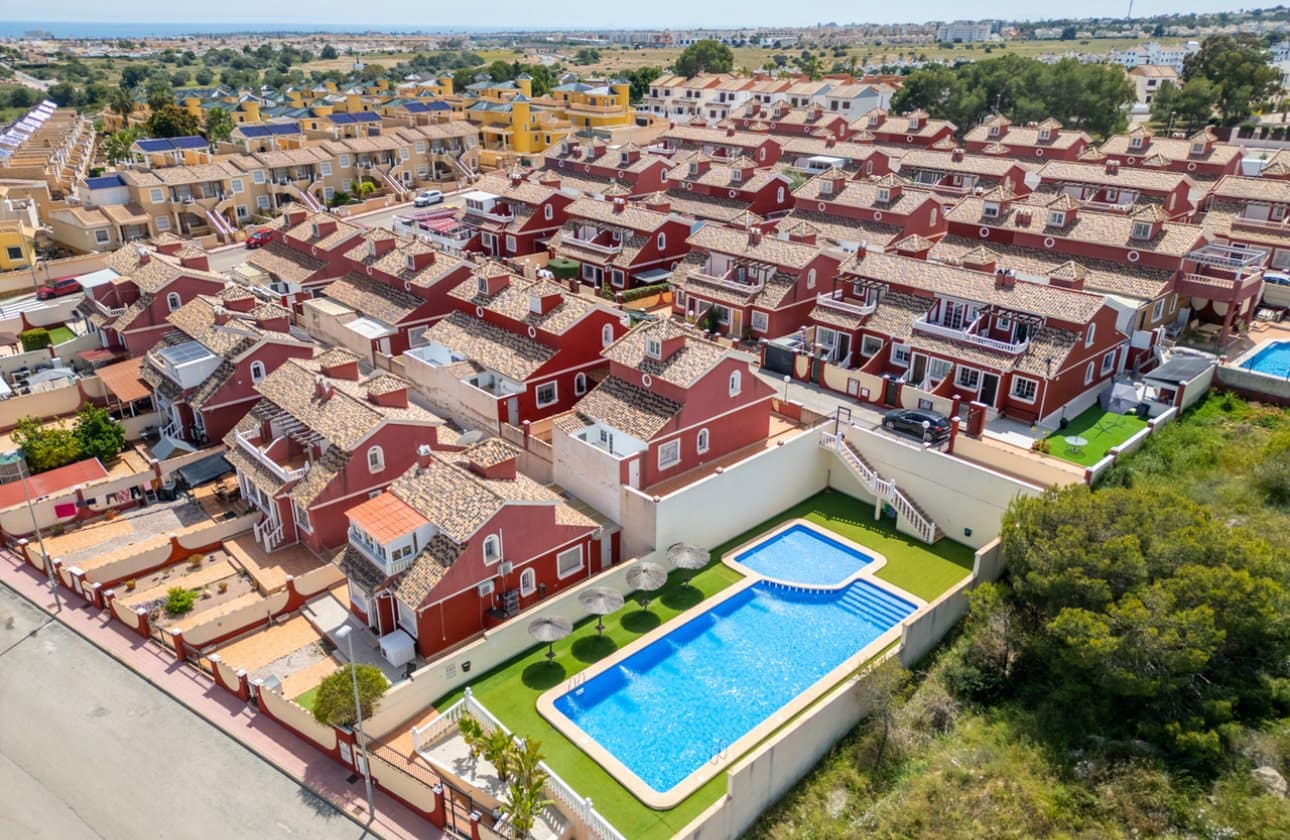 3 bedroom Townhouse for sale in Villamartin with pool - € 269,800 (Ref: 9799925)