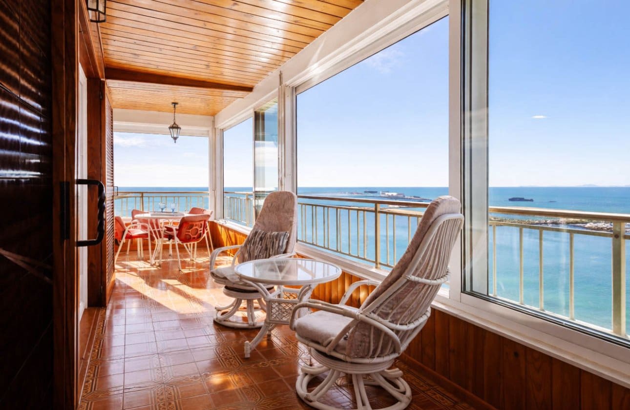 3 soveværelse Strandlejlighed til salg i Torrevieja med swimmingpool - € 389.500 (Ref: 9799926)