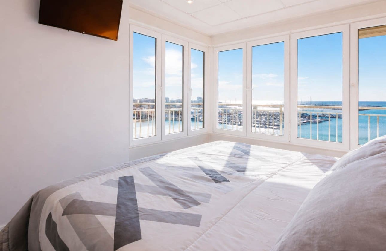 3 soveværelse Strandlejlighed til salg i Torrevieja med swimmingpool - € 389.500 (Ref: 9799926)