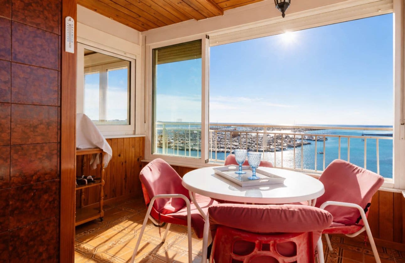 3 soveværelse Strandlejlighed til salg i Torrevieja med swimmingpool - € 389.500 (Ref: 9799926)