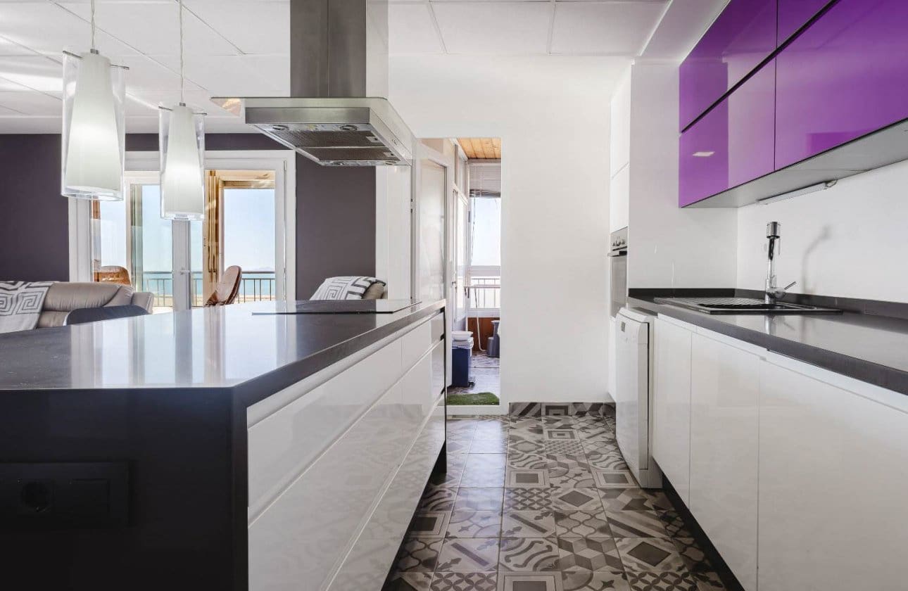 3 soveværelse Strandlejlighed til salg i Torrevieja med swimmingpool - € 389.500 (Ref: 9799926)