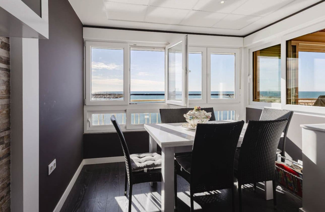 3 soveværelse Strandlejlighed til salg i Torrevieja med swimmingpool - € 389.500 (Ref: 9799926)