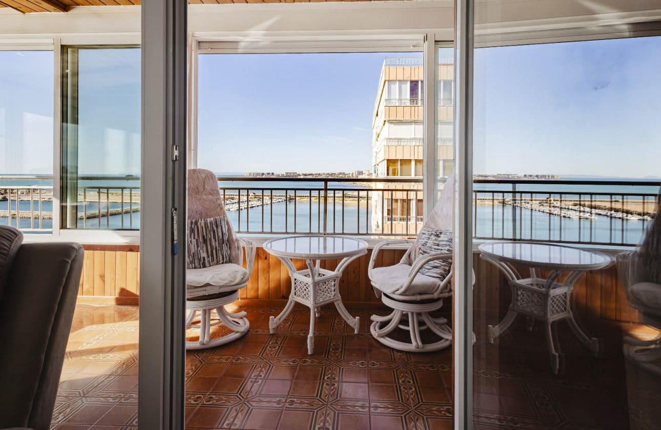 3 soveværelse Strandlejlighed til salg i Torrevieja med swimmingpool - € 389.500 (Ref: 9799926)