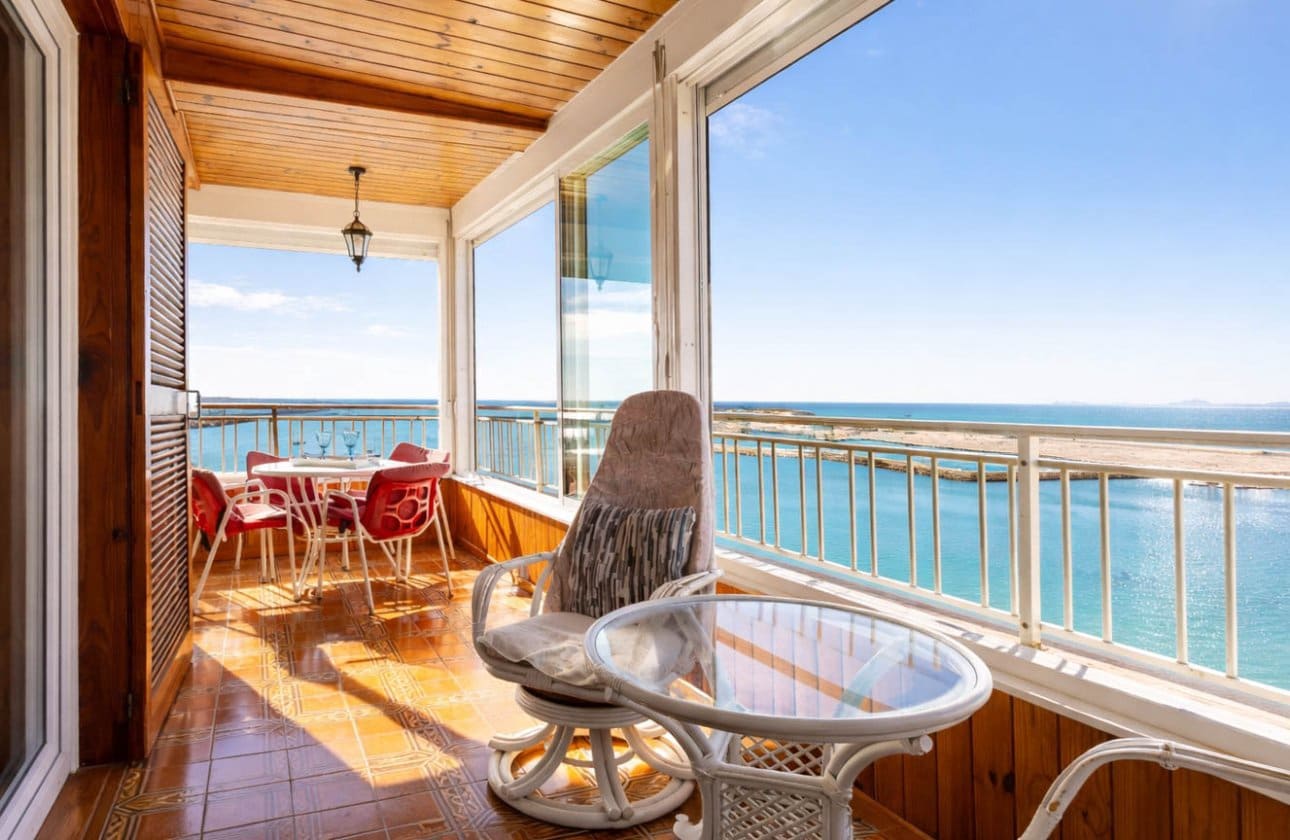 3 soveværelse Strandlejlighed til salg i Torrevieja med swimmingpool - € 389.500 (Ref: 9799926)