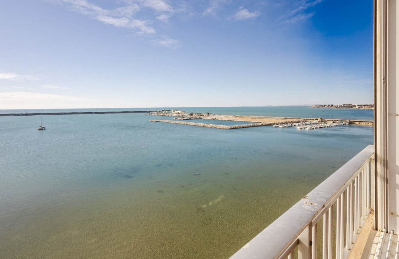 3 soveværelse Strandlejlighed til salg i Torrevieja med swimmingpool - € 389.500 (Ref: 9799926)