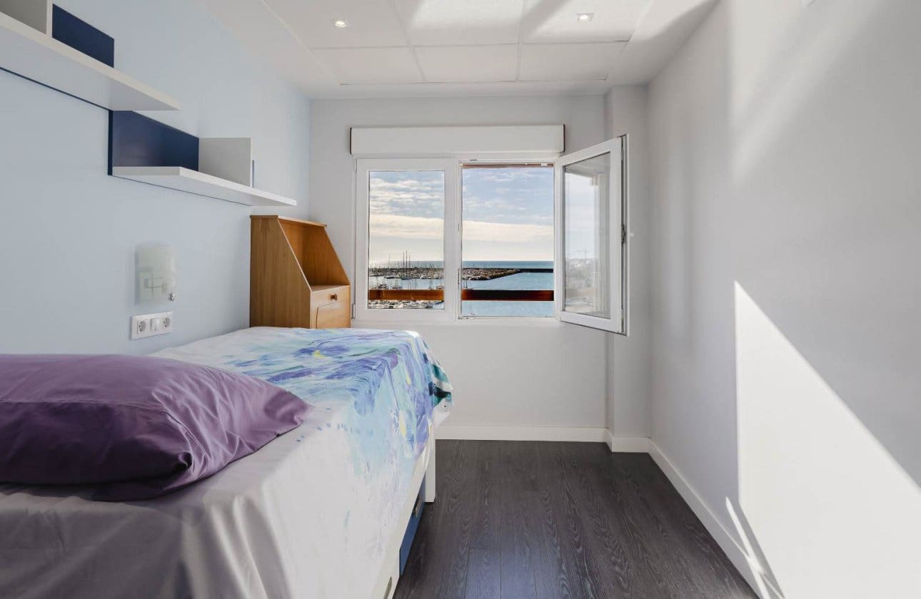 3 soveværelse Strandlejlighed til salg i Torrevieja med swimmingpool - € 389.500 (Ref: 9799926)