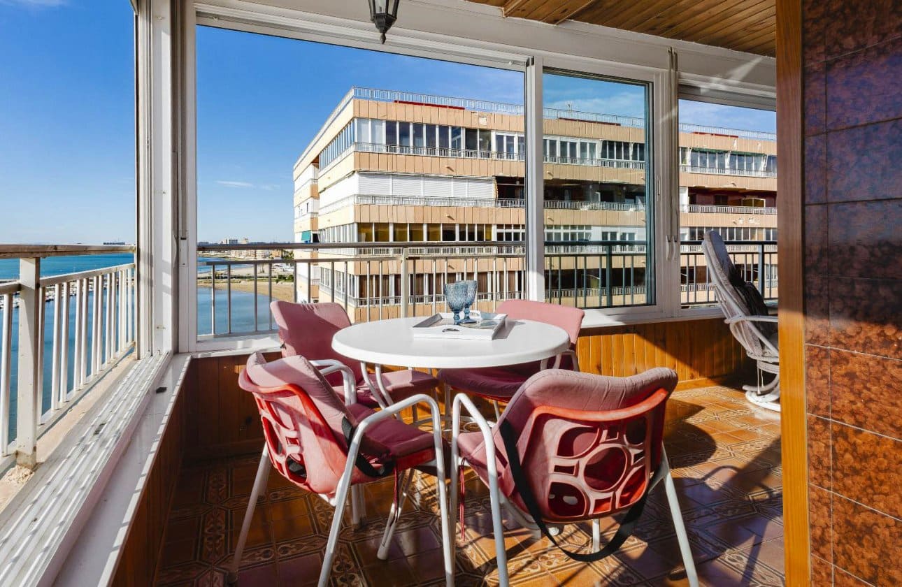 3 soveværelse Strandlejlighed til salg i Torrevieja med swimmingpool - € 389.500 (Ref: 9799926)