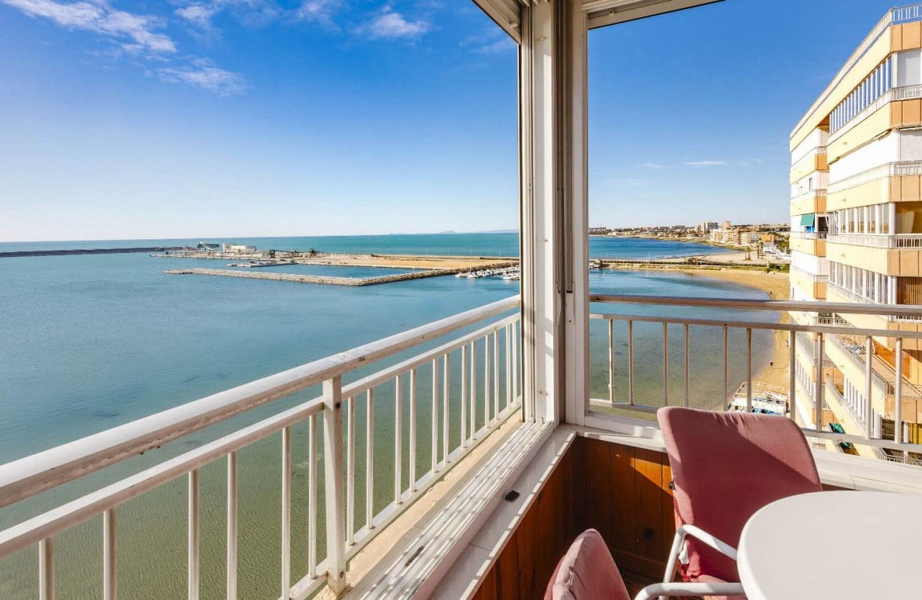 3 soveværelse Strandlejlighed til salg i Torrevieja med swimmingpool - € 389.500 (Ref: 9799926)