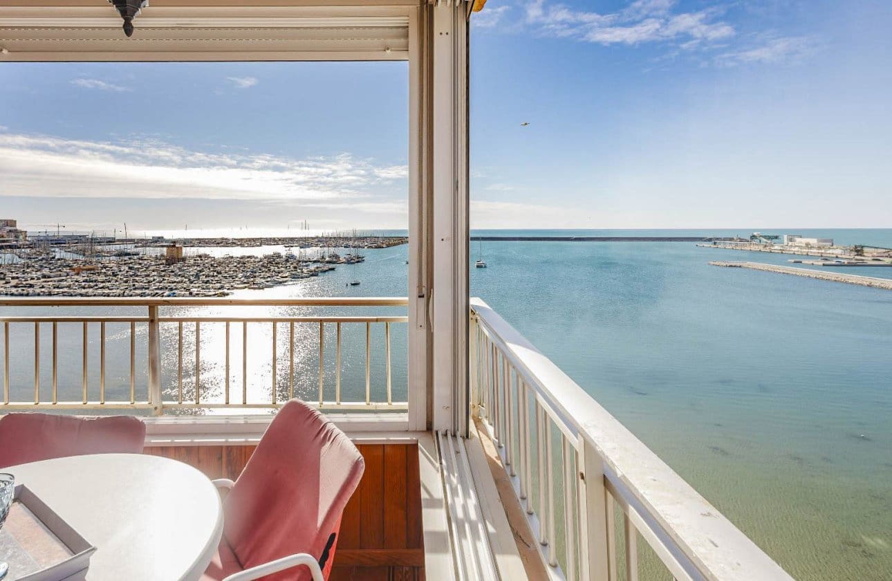 3 soveværelse Strandlejlighed til salg i Torrevieja med swimmingpool - € 389.500 (Ref: 9799926)