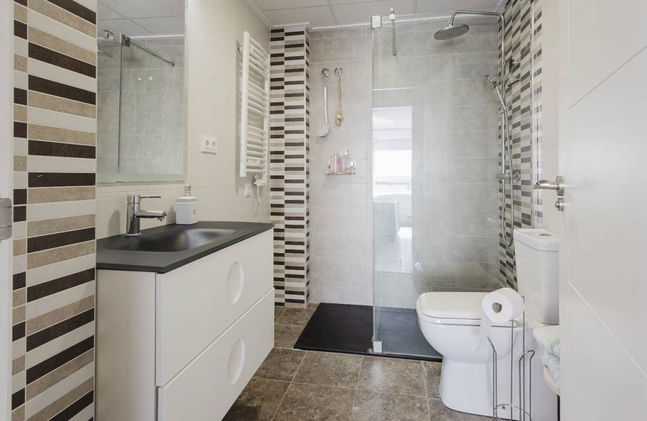 3 soveværelse Strandlejlighed til salg i Torrevieja med swimmingpool - € 389.500 (Ref: 9799926)