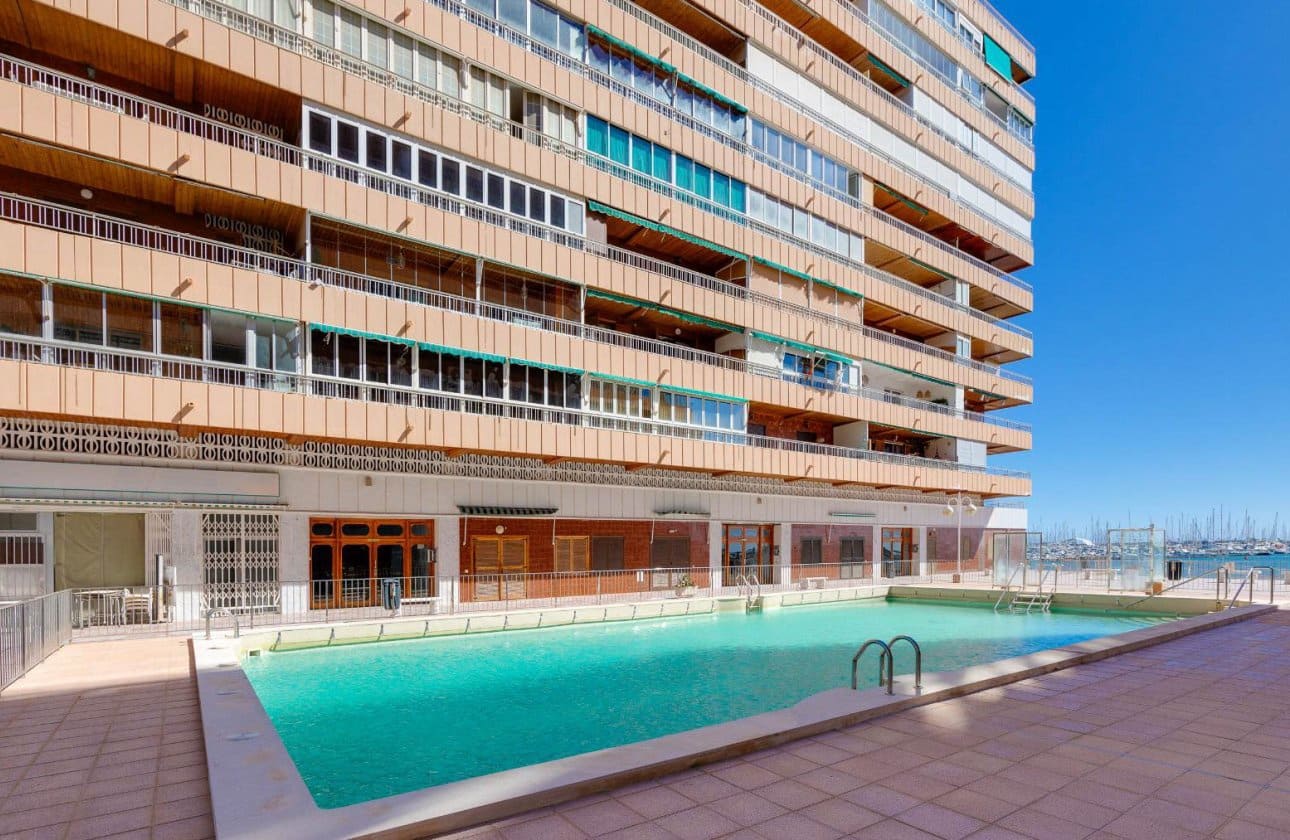 3 soveværelse Strandlejlighed til salg i Torrevieja med swimmingpool - € 389.500 (Ref: 9799926)