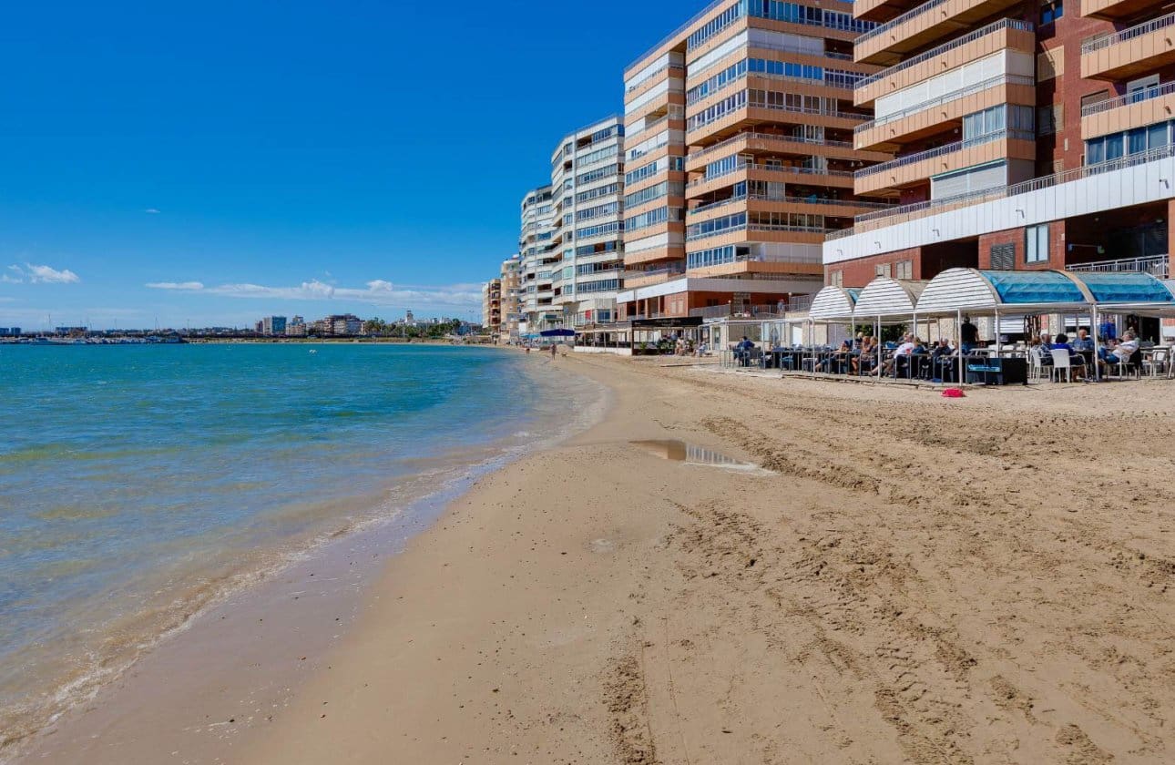 3 soveværelse Strandlejlighed til salg i Torrevieja med swimmingpool - € 389.500 (Ref: 9799926)