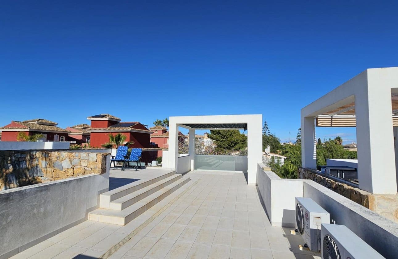 2 Zimmer Villa zu verkaufen in Orihuela Costa mit Pool - 299.000 € (Ref: 9810830)