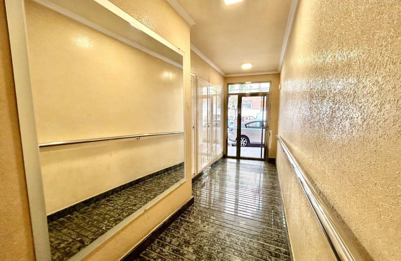 2 Zimmer Apartment zu verkaufen in Torrevieja - 149.000 € (Ref: 9810833)