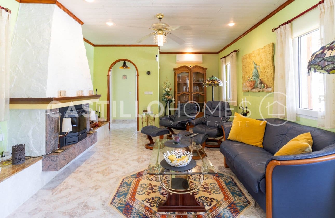 4 Zimmer Villa zu verkaufen in Torrevieja mit Pool - 545.000 € (Ref: 9818229)