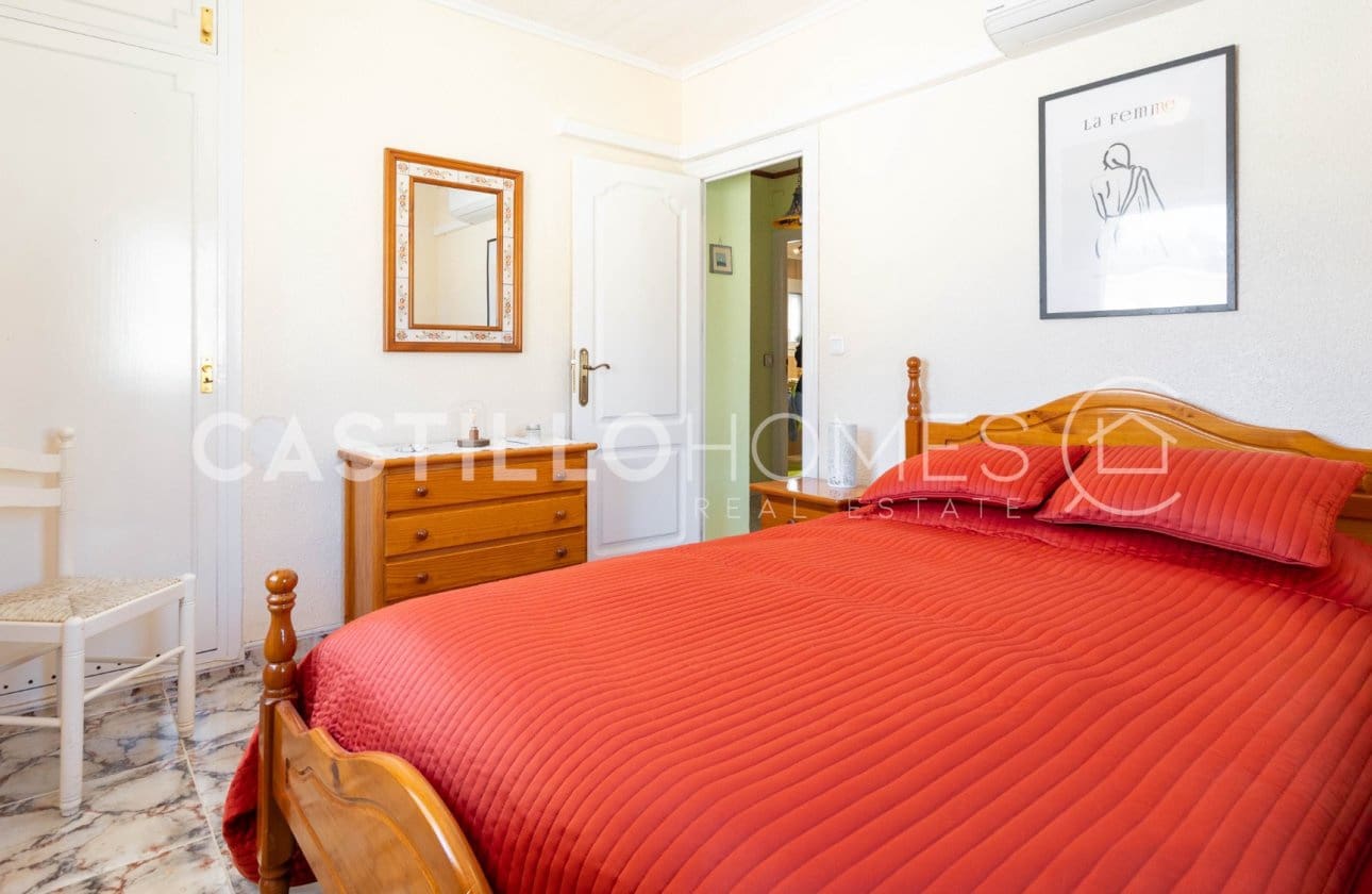 4 Zimmer Villa zu verkaufen in Torrevieja mit Pool - 545.000 € (Ref: 9818229)