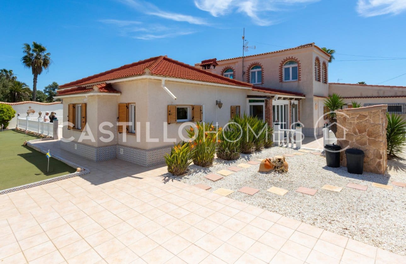 4 Zimmer Villa zu verkaufen in Torrevieja mit Pool - 545.000 € (Ref: 9818229)