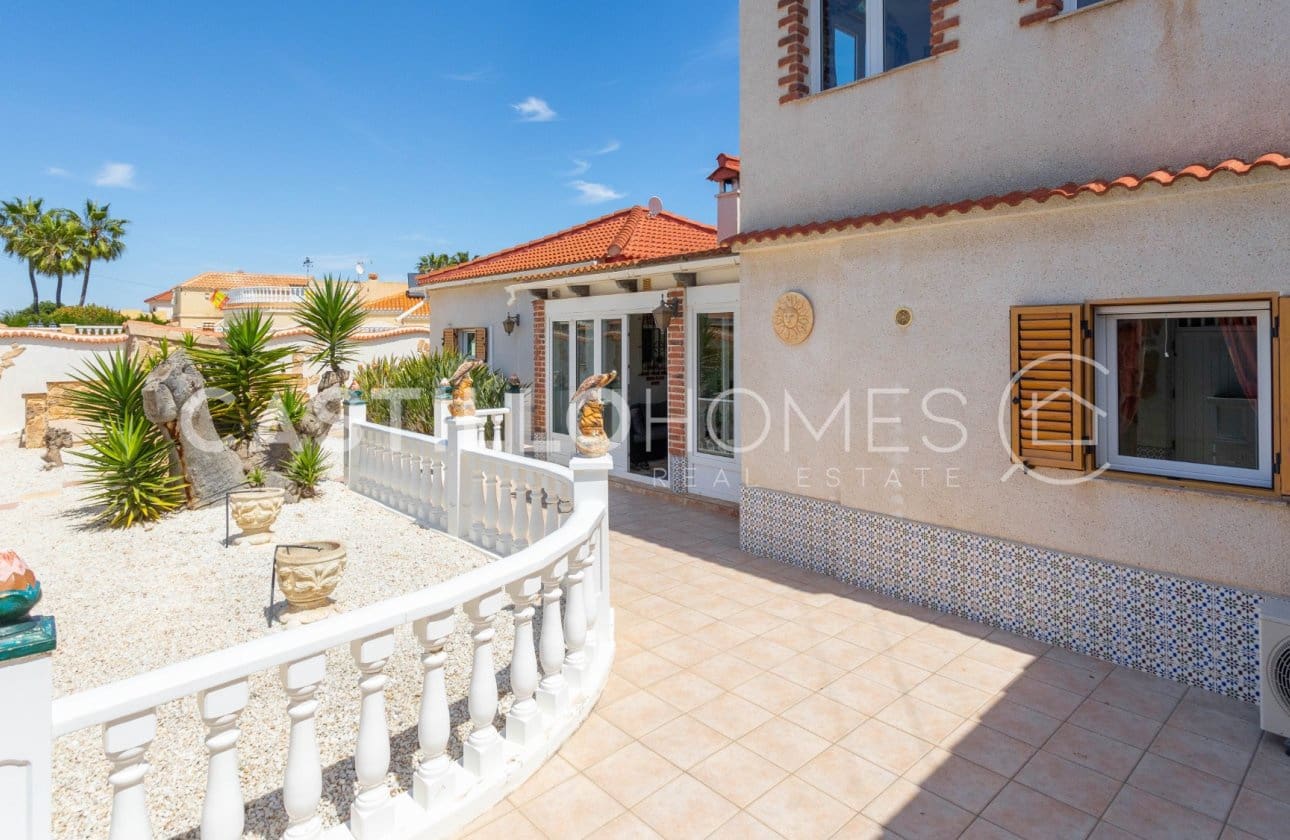 4 Zimmer Villa zu verkaufen in Torrevieja mit Pool - 545.000 € (Ref: 9818229)