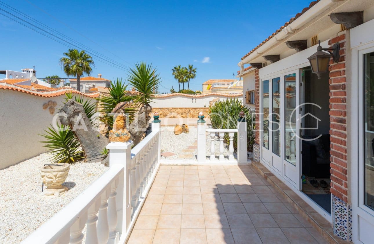4 Zimmer Villa zu verkaufen in Torrevieja mit Pool - 545.000 € (Ref: 9818229)