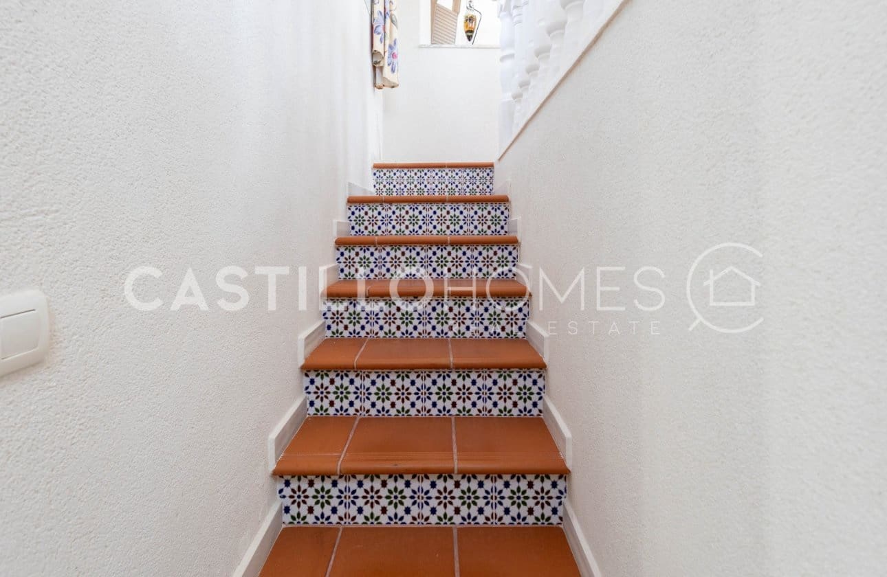 4 Zimmer Villa zu verkaufen in Torrevieja mit Pool - 545.000 € (Ref: 9818229)