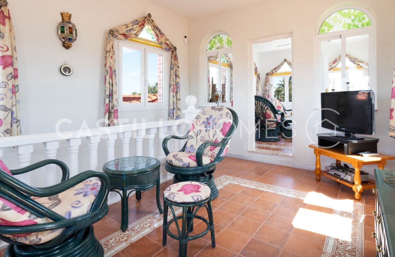 4 Zimmer Villa zu verkaufen in Torrevieja mit Pool - 545.000 € (Ref: 9818229)
