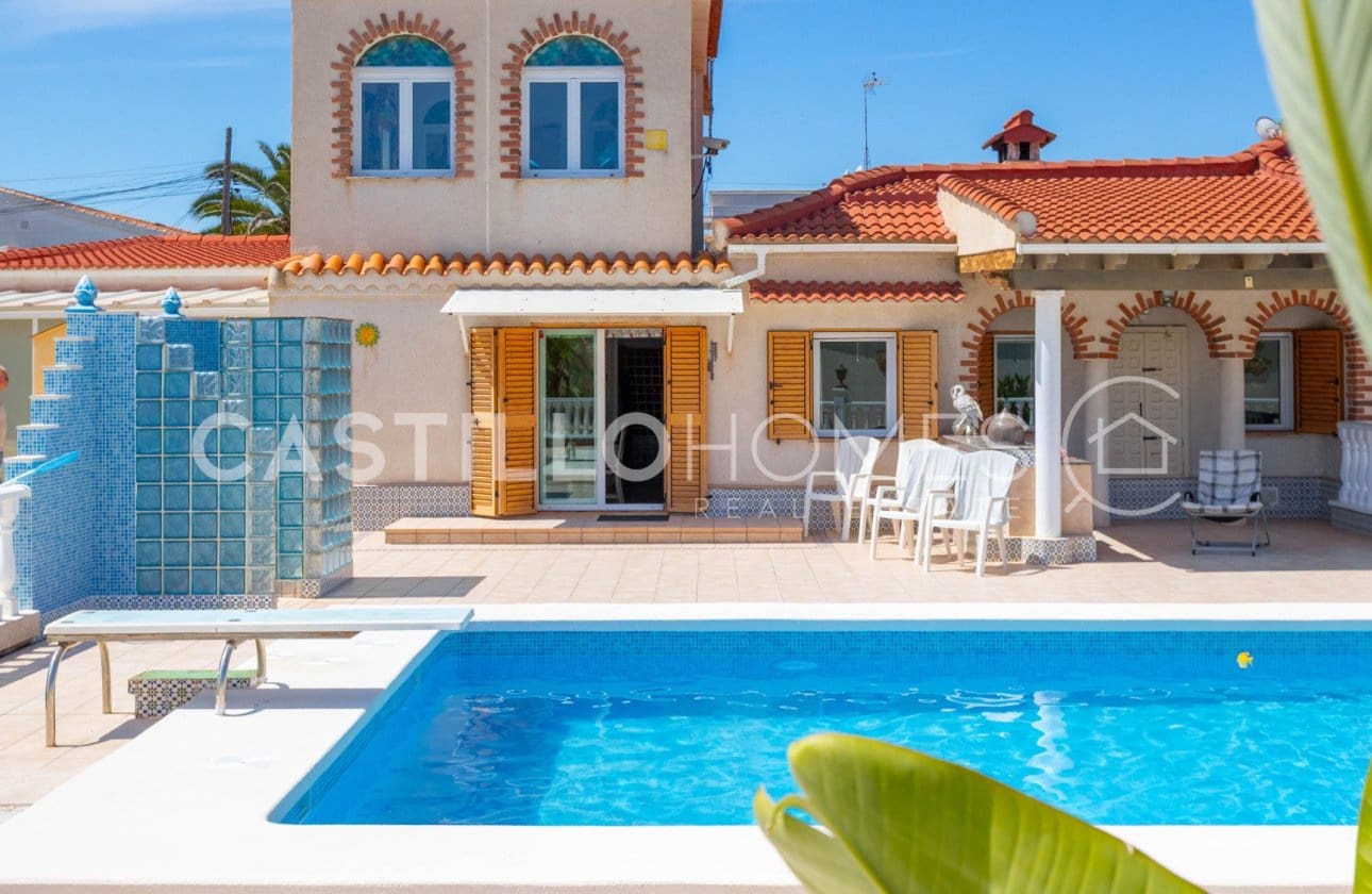 4 Zimmer Villa zu verkaufen in Torrevieja mit Pool - 545.000 € (Ref: 9818229)