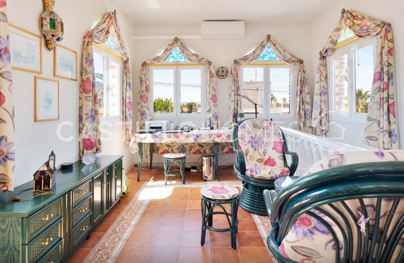 4 Zimmer Villa zu verkaufen in Torrevieja mit Pool - 545.000 € (Ref: 9818229)