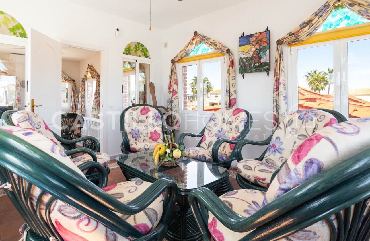 4 Zimmer Villa zu verkaufen in Torrevieja mit Pool - 545.000 € (Ref: 9818229)