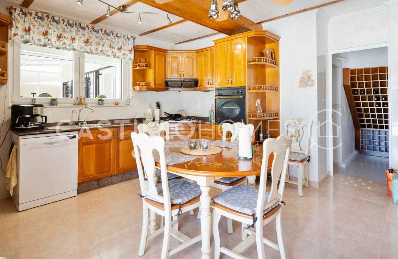 4 Zimmer Villa zu verkaufen in Torrevieja mit Pool - 545.000 € (Ref: 9818229)