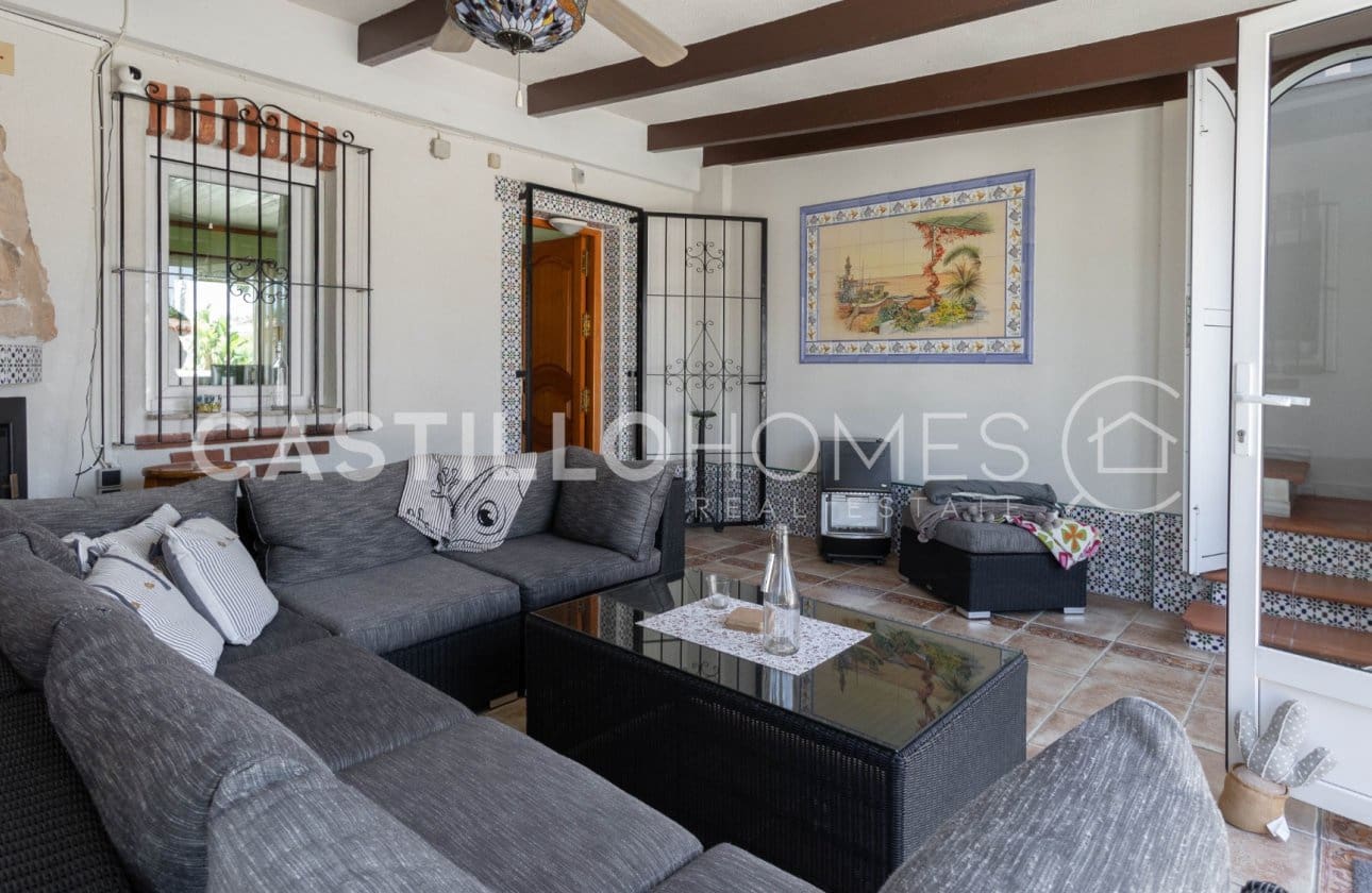 4 Zimmer Villa zu verkaufen in Torrevieja mit Pool - 545.000 € (Ref: 9818229)