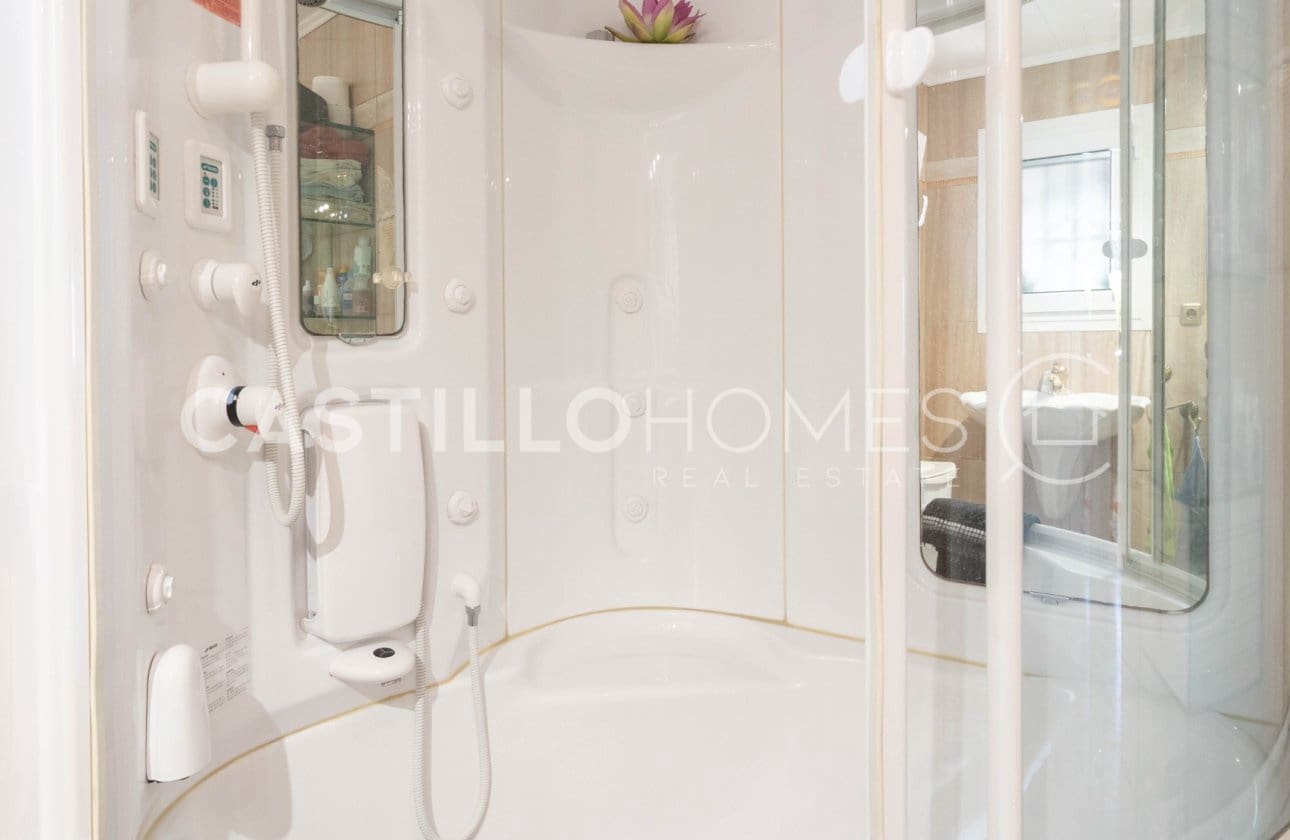 4 Zimmer Villa zu verkaufen in Torrevieja mit Pool - 545.000 € (Ref: 9818229)
