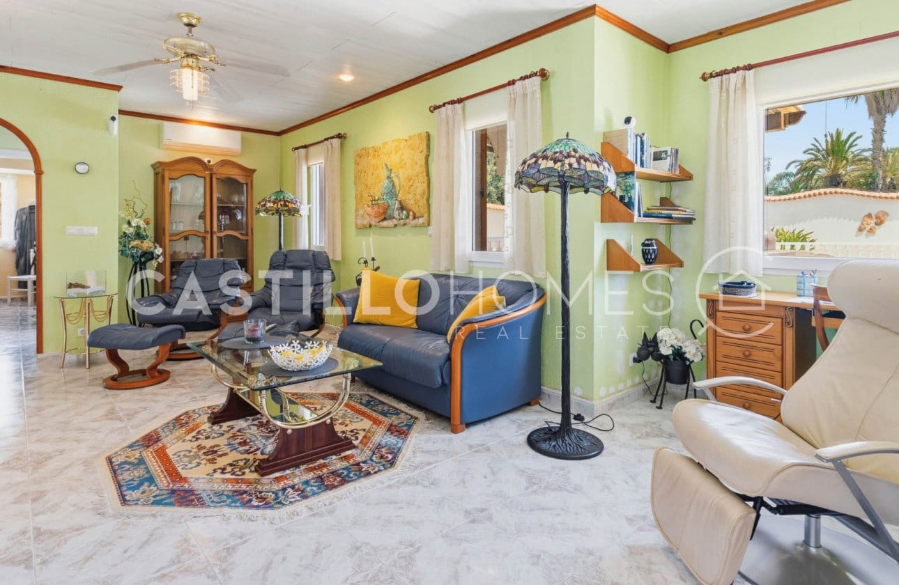 4 Zimmer Villa zu verkaufen in Torrevieja mit Pool - 545.000 € (Ref: 9818229)