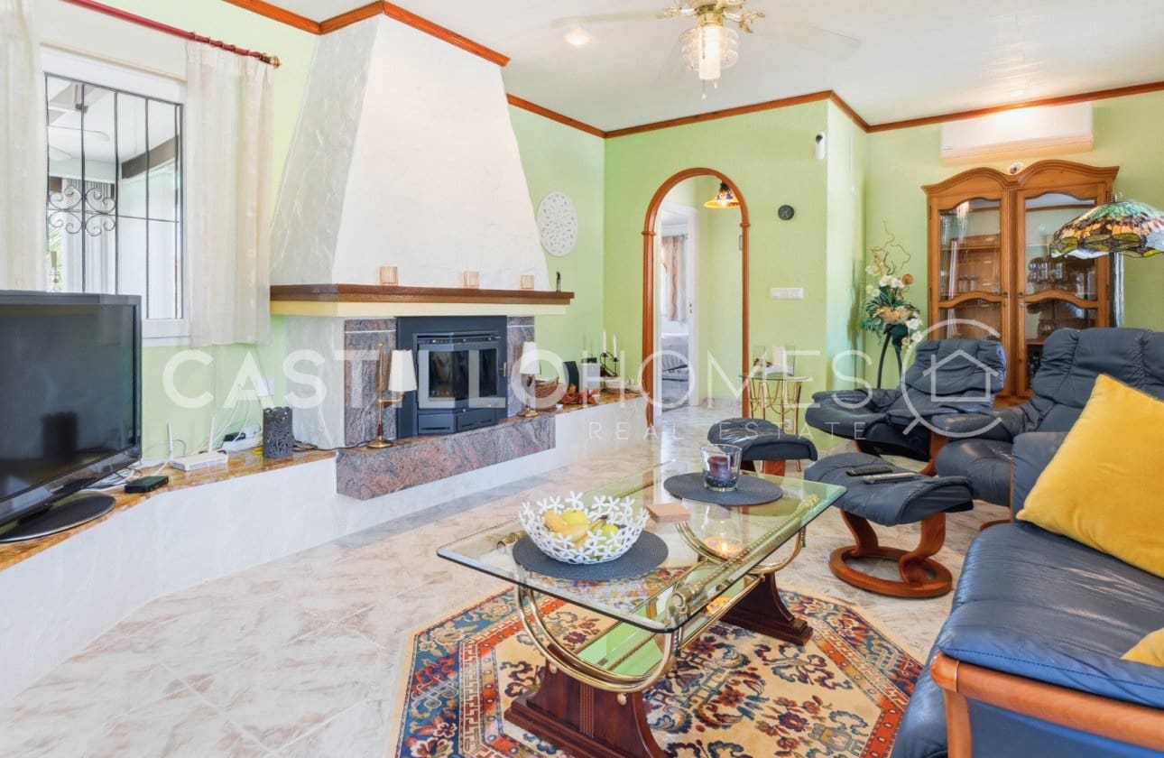 4 Zimmer Villa zu verkaufen in Torrevieja mit Pool - 545.000 € (Ref: 9818229)
