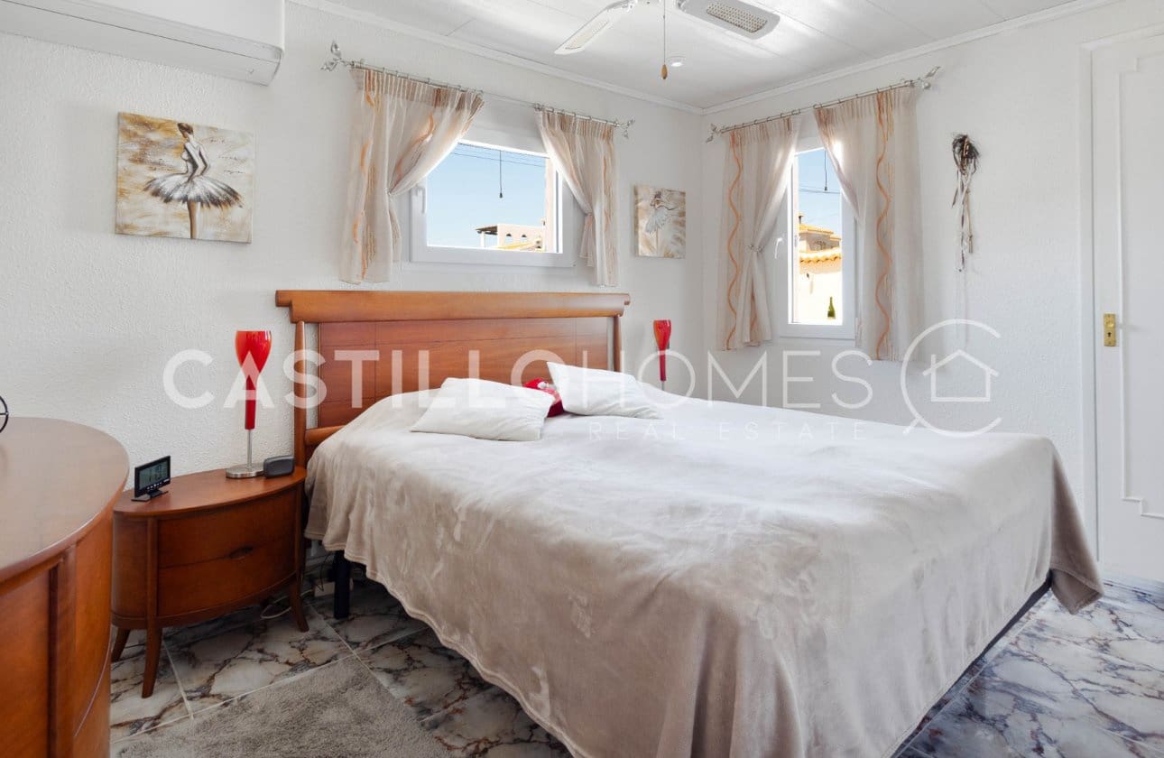 4 Zimmer Villa zu verkaufen in Torrevieja mit Pool - 545.000 € (Ref: 9818229)
