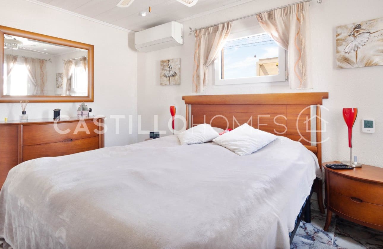 4 Zimmer Villa zu verkaufen in Torrevieja mit Pool - 545.000 € (Ref: 9818229)