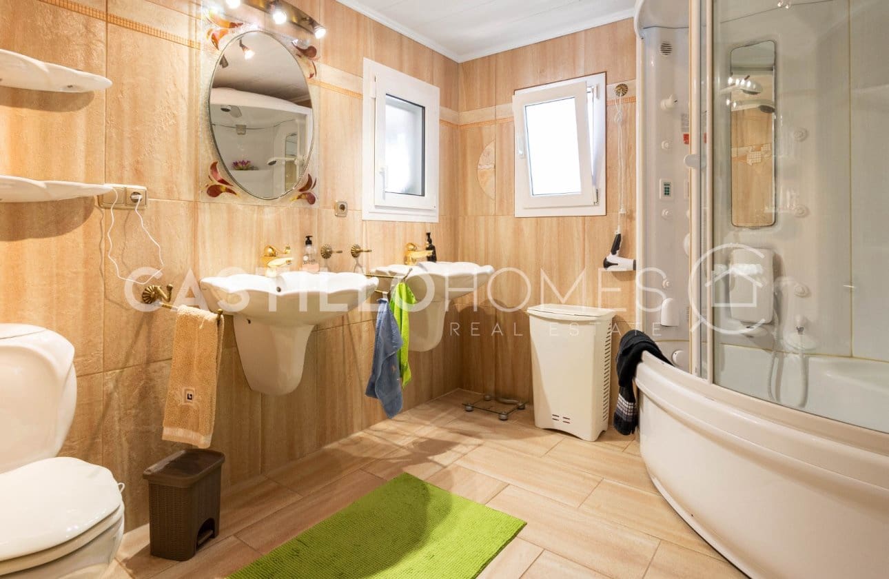 4 Zimmer Villa zu verkaufen in Torrevieja mit Pool - 545.000 € (Ref: 9818229)