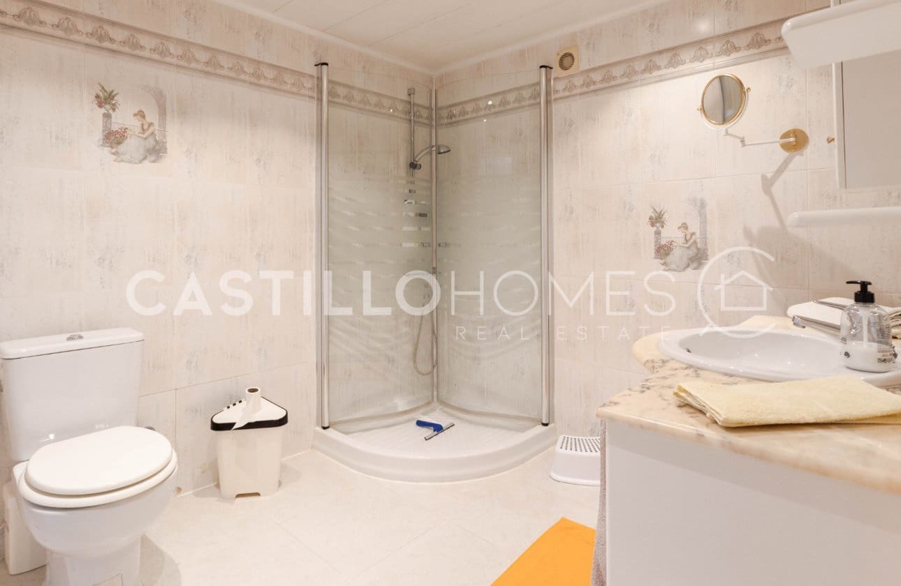 4 Zimmer Villa zu verkaufen in Torrevieja mit Pool - 545.000 € (Ref: 9818229)