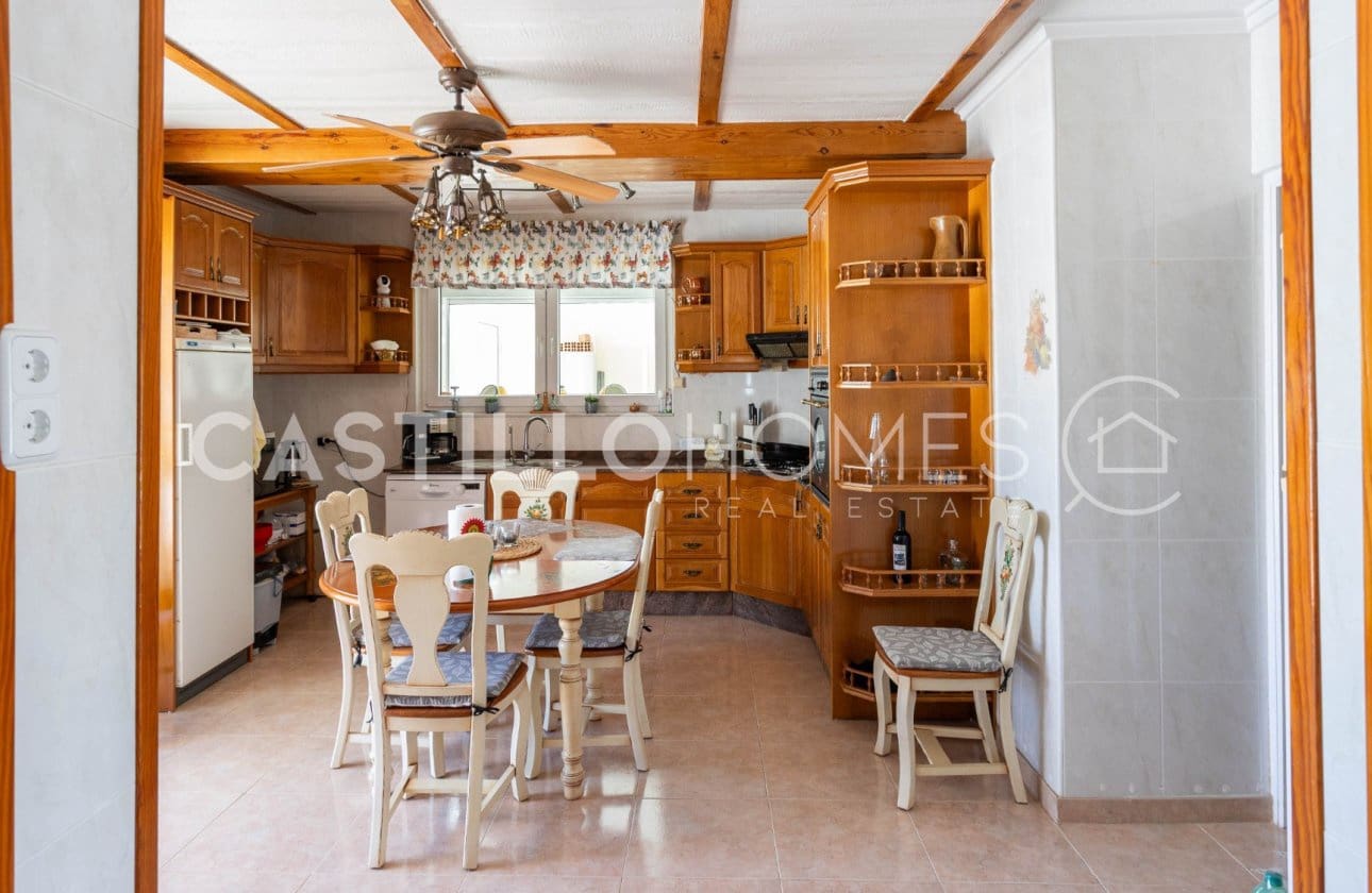 4 Zimmer Villa zu verkaufen in Torrevieja mit Pool - 545.000 € (Ref: 9818229)