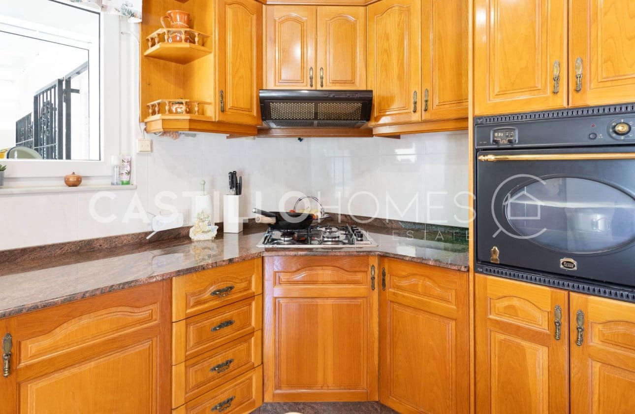4 Zimmer Villa zu verkaufen in Torrevieja mit Pool - 545.000 € (Ref: 9818229)