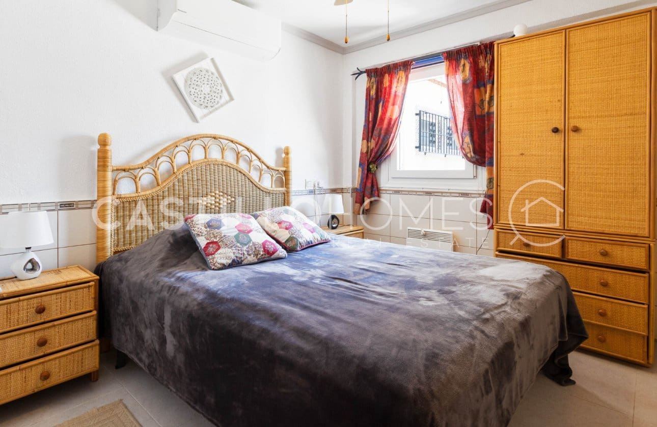 4 Zimmer Villa zu verkaufen in Torrevieja mit Pool - 545.000 € (Ref: 9818229)