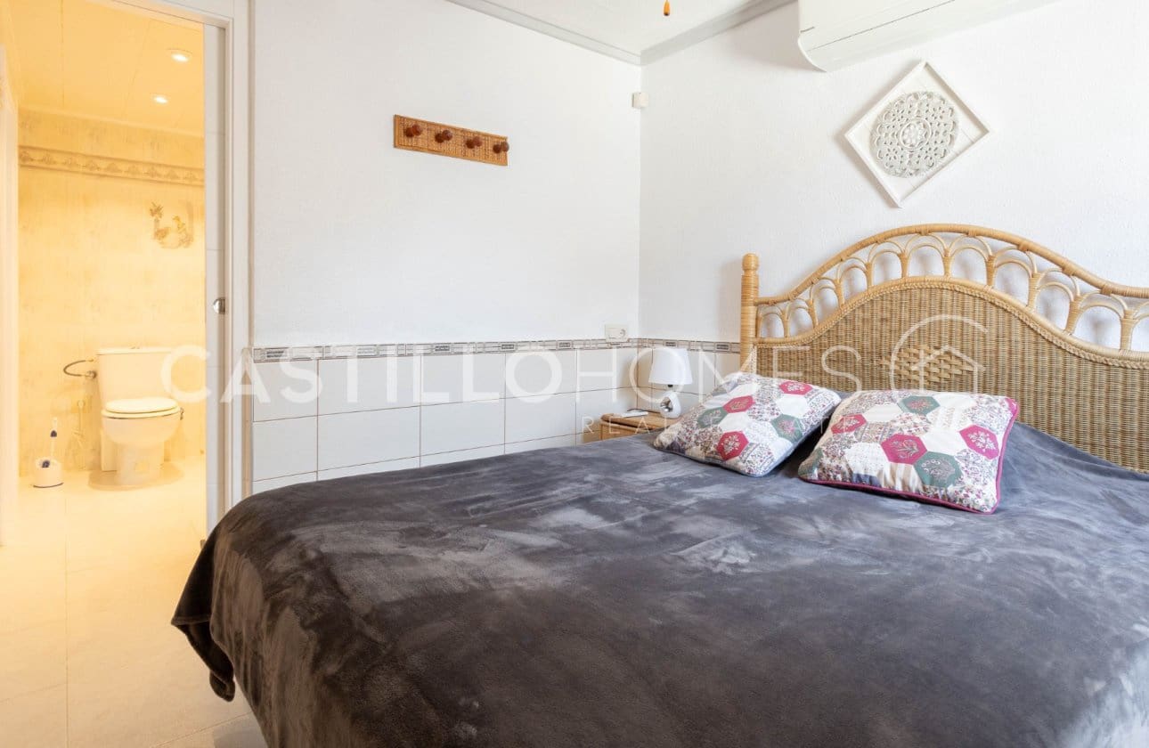 4 Zimmer Villa zu verkaufen in Torrevieja mit Pool - 545.000 € (Ref: 9818229)