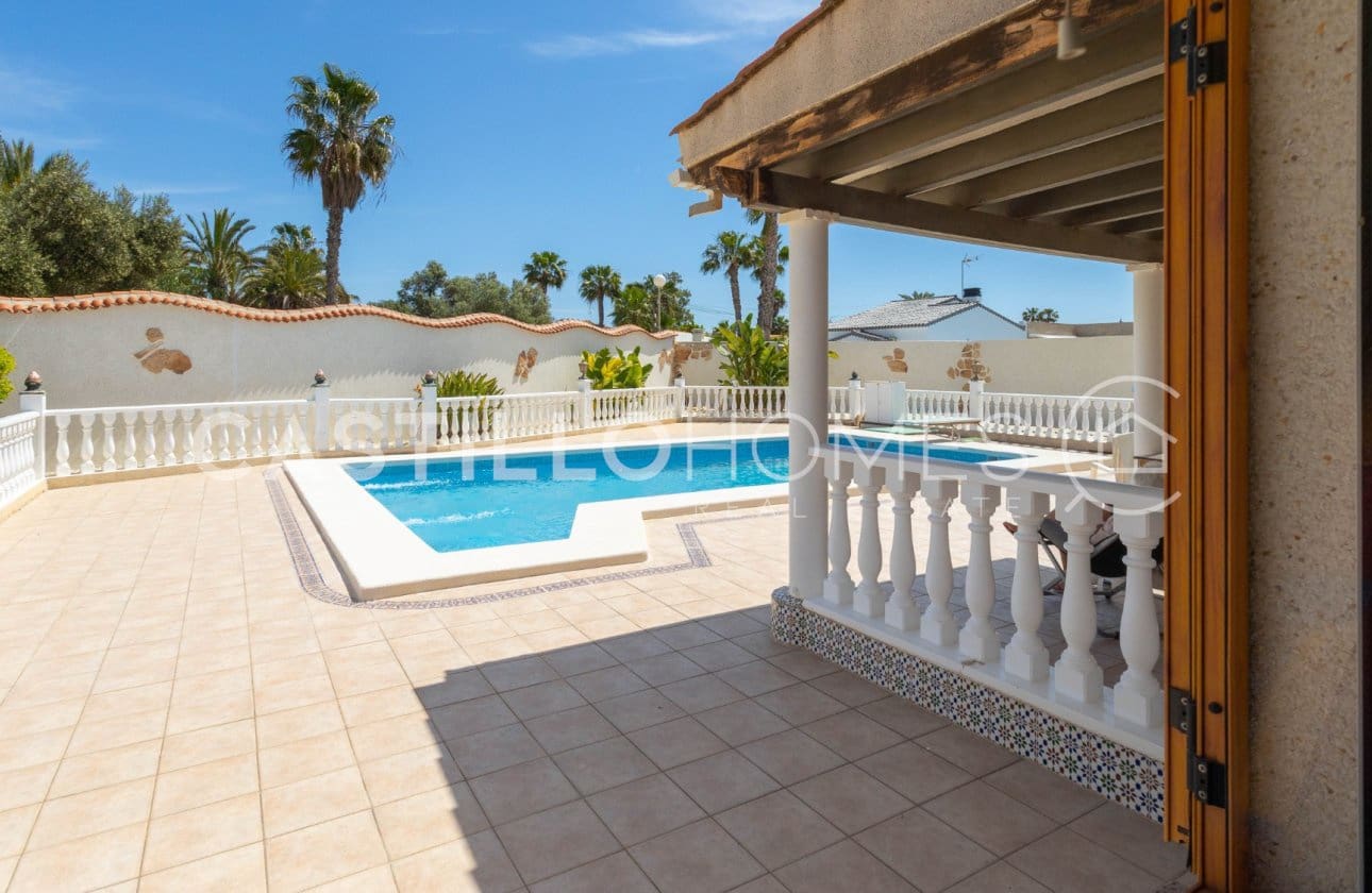4 Zimmer Villa zu verkaufen in Torrevieja mit Pool - 545.000 € (Ref: 9818229)