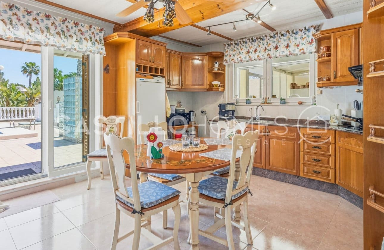 4 Zimmer Villa zu verkaufen in Torrevieja mit Pool - 545.000 € (Ref: 9818229)