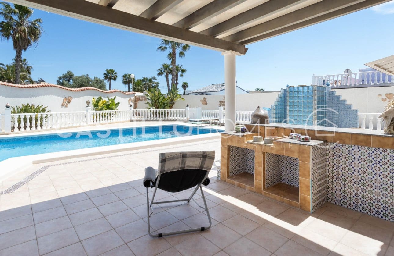 4 Zimmer Villa zu verkaufen in Torrevieja mit Pool - 545.000 € (Ref: 9818229)