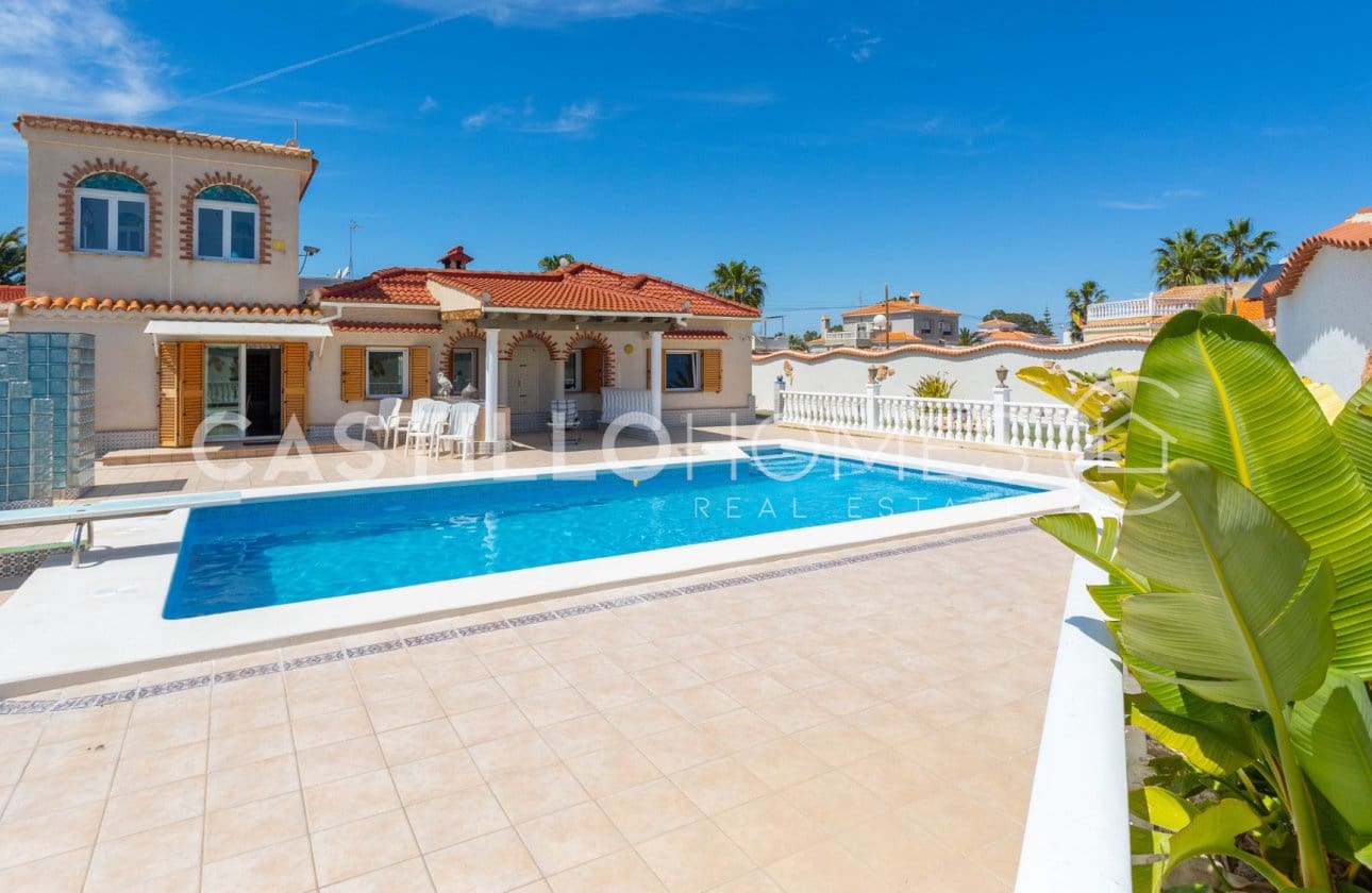 4 Zimmer Villa zu verkaufen in Torrevieja mit Pool - 545.000 € (Ref: 9818229)